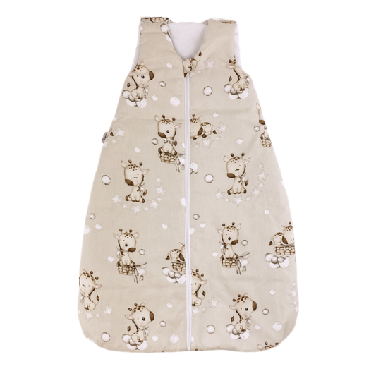 Sovpåse klassisk Giraffer i Molnen från ZUZU Studio – ärmlös design med söta giraffer på beige OEKO-TEX-certifierad bomull
