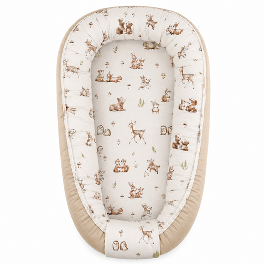 Babynest Skogens Vänner från ZUZU Studio – uppifråns, med skogsdjursmotiv på OEKO-TEX-certifierad bomull